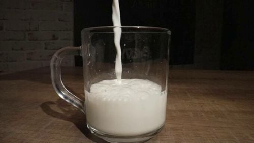 Românii sunt păcăliți să cumpere lactate falsificate. Ce au descoperit experții în urma unor teste făcute în laborator