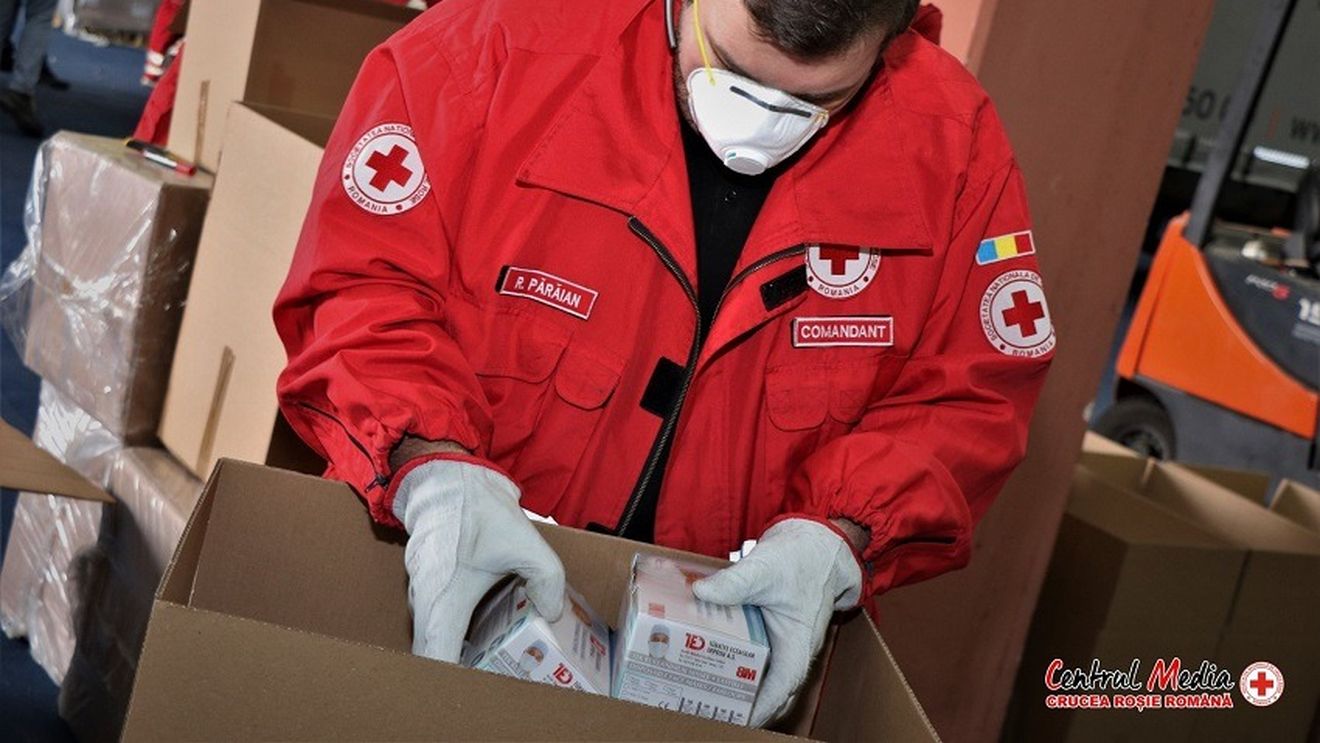 Crucea Roşie Română a achiziţionat un milion de măşti sanitare pe care le-a distribuit mai multor instituţii