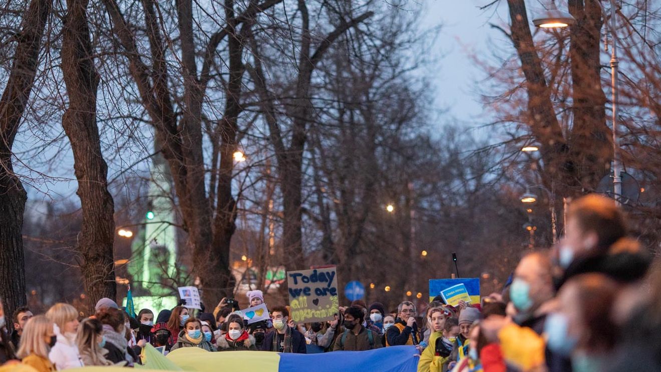 UPDATE FOTO Câteva zeci de persoane și ambasadorul Ucrainei în România, manifestație în fața ambasadei / Ziua Demnității și a Libertății - primele manifestații pro-europene au început pe 21 noiembrie la Kiev
