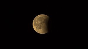 Eclipsa parţială de lună se poate observa cu ajutorul telescoapelor, în centrul Braşovului / Eclipsa începe la ora 21.01, moment în care Luna intră în conul de penumbră al Pământului