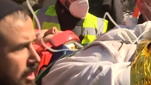VIDEO O tânără de 17 ani, salvată de sub dărâmăturile unei clădiri, la 10 zile după cutremurul devastator din Turcia