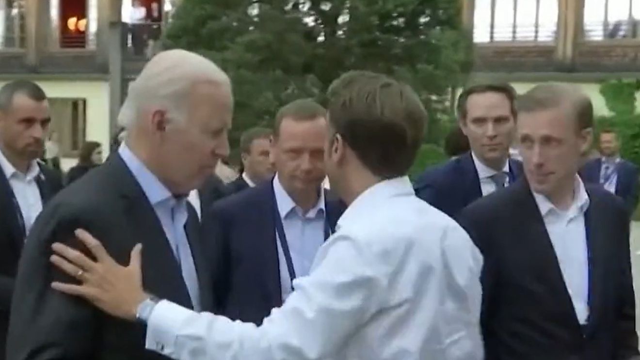 VIDEO Macron l-a întrerupt pe Biden, la G7, pentru a vorbi despre petrol în fața camerelor de filmat, o scenă care stârnește semne de întrebare