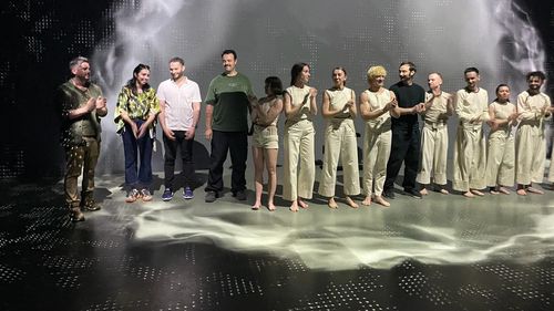 VIDEO În culisele spectacolului de dans imersiv „In between”. Coregraful Filip Stoica și actrița Iulia Lupașcu, despre cum se îmbină mapping-ul cu dansul, într-o proiecție video 360°