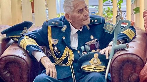 Ministrul Apărării își cere scuze după ce l-a felicitat „din eroare” pe generalul-maior (în retragere) Ioan-Radu Theodoru, cu prilejul împlinirii vârstei de 101 ani, cunoscut pentru derapajele cu caracter antisemit și xenofob / Gafa îl va costa funcția pe șeful Direcției Calitatea Vieții Personalului din MApN