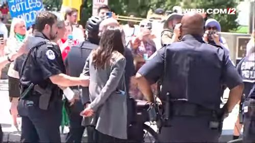 VIDEO Şaptesprezece parlamentari americani, printre care și Alexandria Ocasio-Cortez, arestați de Poliția Capitoliului la un protest în sprijinul dreptului la avort