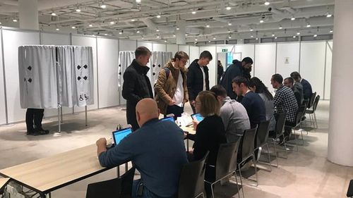 MAE, replică la acuzațiile AUR: Orice afirmaţii privind organizarea deficitară a alegerilor în străinătate sunt false şi reprezintă încercări grave şi flagrante de manipulare a alegătorilor români din afara graniţelor României