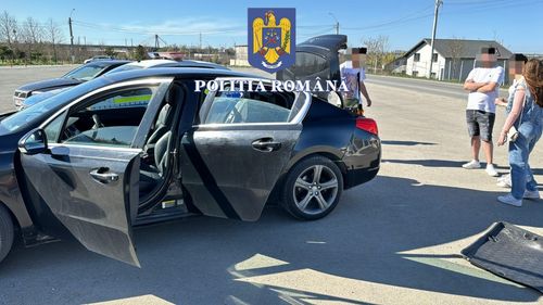 O femeie din Constanța a sunat la poliție să reclame că fiul său de 17 ani este drogat și agresiv / Băiatul ar fi plecat cu o mașină, unde au fost găsite 15 pliculețe cu substanțe cu efecte psihoactive