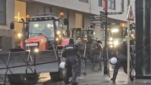 900 de tractoare blochează Bruxelles / Poliția folosește tunuri cu apă / Mai multe rute care merg către centrul orașului sunt blocate de poliție / ”Nu ne vom calma”