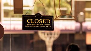 BREAKING Restaurantele și barurile care sunt amendate de trei ori pentru încălcarea restricțiilor vor avea activitatea suspendată - ministrul de Interne, Lucian Bode