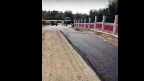 VIDEO Asfaltare ”electorală” într-o comună din Galați: Covorul asfaltic este turnat direct pe pământ, după o licitație care a durat cinci minute / Primarul: Nu am văzut lucrarea, mă ocup de organizarea alegerilor