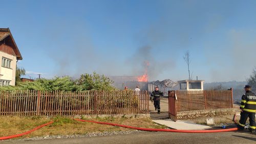 UPDATE Incendiu puternic de vegetație în Maramureș, 90 de persoane au fost evacuate / Şapte case şi un rezervor de motorină afectate / Intervin peste 150 de pompieri