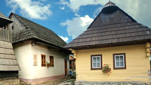 Un sat din Slovacia nu mai vrea să fie în patrimoniul UNESCO / Viața rurală tradițională a devenit imposibilă din cauza turiștilor / „Suntem prizonieri în propriile case”
