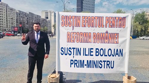 Primarul din Rădăuți, Bogdan Loghin (PNL), în Piața Victoriei pentru a-l susține pe premierul Ilie Bolojan