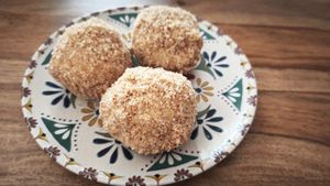 Gomboți cu prune – rețeta tradițională și povestea unui desert ardelenesc vechi de sute de ani/ Fraged și aromat în interior, crocant și delicios de la pesmetul exterior