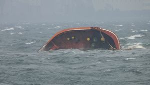 Un petrolier care transporta 1,4 milioane de litri de petrol s-a răsturnat în largul capitalei filipineze Manila