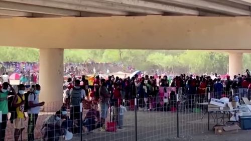 VIDEO 10 mii de migranți izolați sub un pod din Texas vor fi expulzați cu avionul / Primarul orașului Del Rio, unde se află zona, a decretat stare de urgență