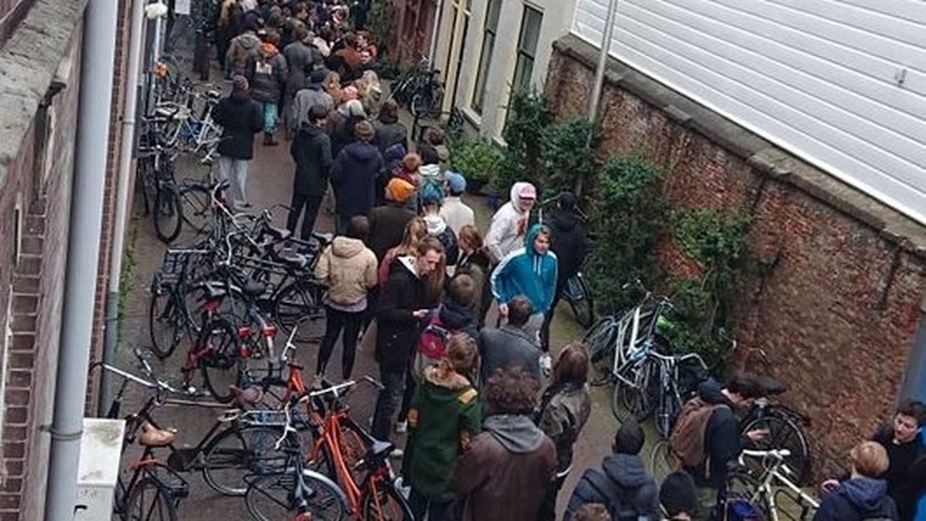 Cozi la canabis în Olanda după ce guvernul a anunțat că de luni va închide școlile, cafenelele, restaurantele și cluburile sportive
