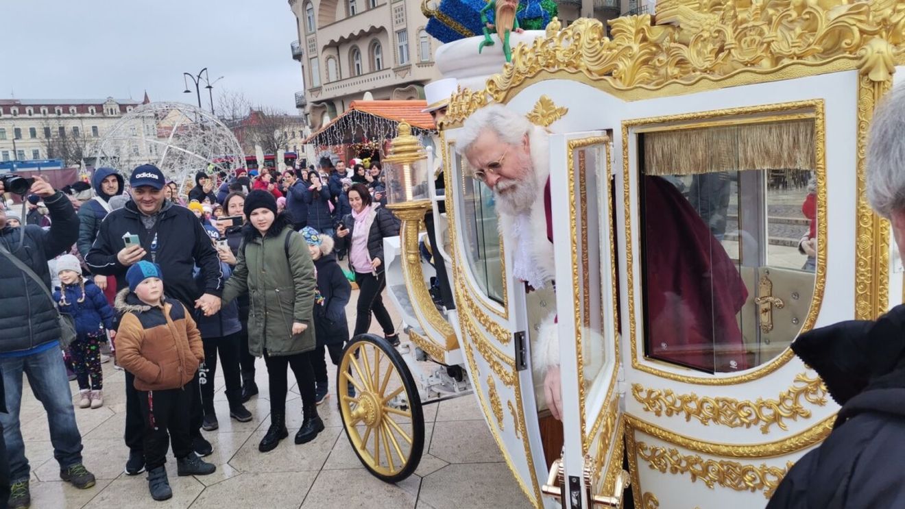 FOTO Moș Crăciun a sosit cu o caleașcă electrică la Târgul de Crăciun din Oradea