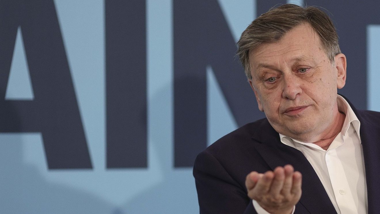 Crin Antonescu, despre pilda spălării picioarelor ucenicilor de către Iisus: Suprema împlinire a unui conducător este în slujirea celor conduşi, a celor călăuziţi