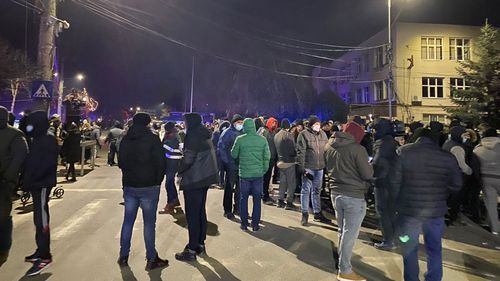 Peste 300 de persoane sunt din nou în stradă, la Bolintin Vale, manifestând împotriva romilor din localitate