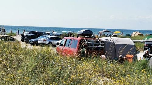 ARBDD a amendat cu 13.000 de lei ”dezastrul de la Vadu și Corbu”: campări ilegale şi mașini parcate pe plajă/ 20.000 de turiști și 4.000 de mașini în două zile