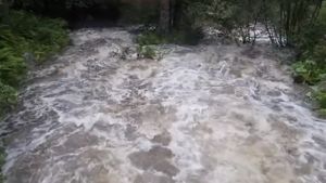 VIDEO Două femei şi un copil, rămaşi blocaţi pe Valea Stănişoara din Munţii Retezat, după ce apa unui râu a crescut brusc / Au fost recuperaţi în cursul nopţii de salvamontişti