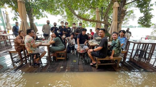 VIDEO Efect după inundațiile din Thailanda. Un restaurant, reinventat, după ce proprietarul a decis să le ofere clienților posibilitatea de a sta la mese cu picioarele în apă