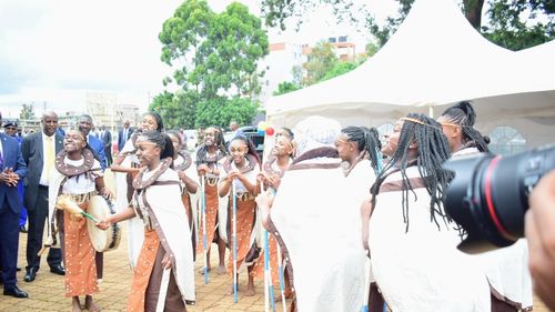 VIDEO Imaginile zilei: Carmen Iohannis s-a prins într-un dans tradițional la o școală de fete din Kenya / Președintele Iohannis a refuzat invitația