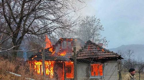 Olt: Un bărbat şi o femeie, găsiţi morţi în urma unui incendiu / Focul a fost provocat de un scurtcircuit electric