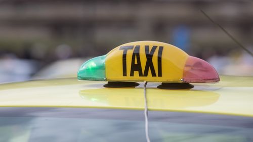 Un taximetrist din București a furat telefonul unui cetățean britanic, a deblocat dispozitivul şi a cheltuit mii de euro pe haine