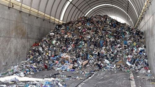 Firma care sortează deşeurile din Bihor, amendată cu 500 de mii de lei după ce a întrerupt activitatea /  Societatea pretinde mai mulți bani, iar județul riscă să rămână cu activitatea de colectare a deșeurilor blocată