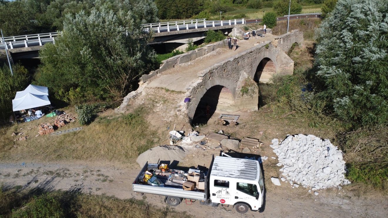 GALERIE FOTO Ambulanța pentru Monumente Banat a pus în siguranță podul austriac de la Grădinari. Specialiștii au intervenit de urgență la monumentul din secolul al XVIII-lea