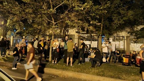 Sute de părinţi din Sectorul 3 al Capitalei și-au petrecut noaptea trecută în faţa şcolilor pentru a-și înscrie copiii la "Școala de vară" din cauza faptului că "dosarul online se depune la secretariat"