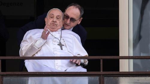 Îmbunătăţire surprinzătoare a sănătăţii Papei Francisc. Medicul Sergio Alfieri: “Bunul său simţ al umorului a revenit”