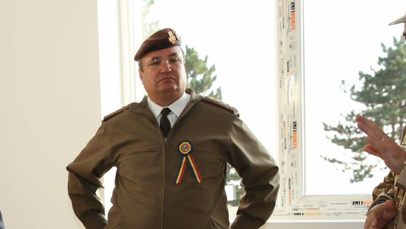 Moșteanu (USR): Generalul Ciucă a mai pierdut o bătălie, umilit de PSD, în loc să îl remanieze rapid pe Dîncu