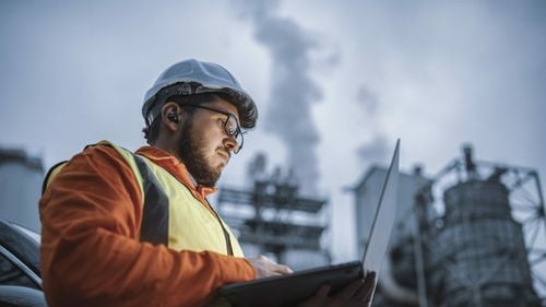 Studiu. Companiile care investesc în tehnologie, în metode de lucru noi și își transformă afacerile raportează o creștere cu 10% mai mare a veniturilor