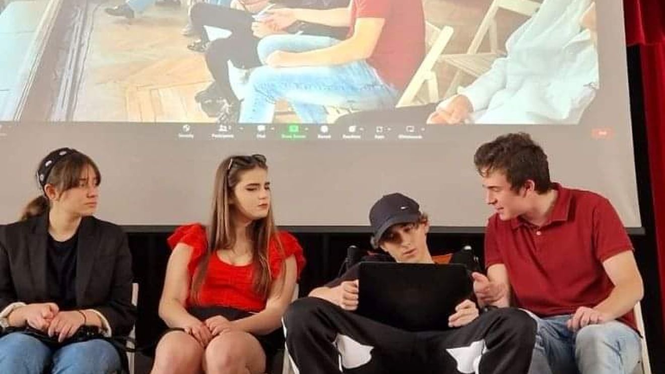 VIDEO Cum a jucat rolul unei mame liceanca Celia Dumitrescu, la numai 17 ani, într-o piesă de teatru pusă în scenă de elevi, despre dramele consumului de droguri, inspirată dintr-un caz real