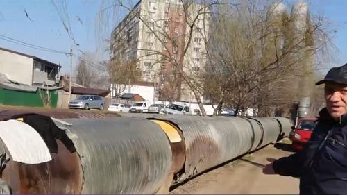 Digi24: Bucureștenii din Ferentari își usucă rufele pe conducta RADET proiectată să alimenteze Casa Poporului