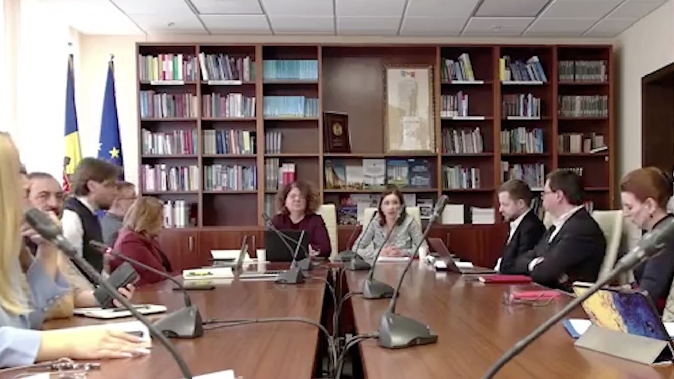 Șefa Audiovizualului din Moldova, după ce o deputată comunistă i-a adresat o întrebare în rusă: „Since you spoke in another language, I will also speak in a foreign language“