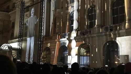 Ce discurs a ținut Irina Rimes înainte de apariția hologramei lui Brâncuși: Mă uit la Coloana Infinitului ca un copil care vede o excrescenţă uriaşă a pământului. Mă uit la Coloană şi mi se face dor să cânt