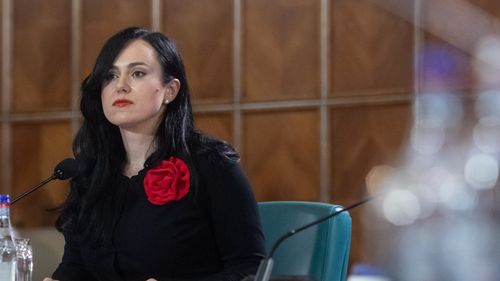 Ministrul Muncii, Simona Bucura-Oprescu, întrebată ce a învăţat la Academia SRI: „Rigoare şi disciplină” / „Soţul meu are două arme care sunt peste 5.000 euro. E vânător la a patra generaţie”