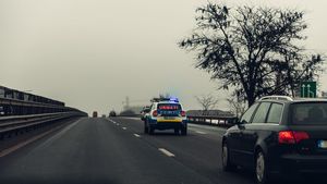 Un șofer a fugit de poliție și a intrat cu mașina într-un stâlp / Reținut pentru mai multe infracțiuni rutiere