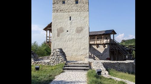 Turiştii sunt aşteptaţi la Festivalul cetăţii medievale Mălăieşti din Hunedoara, la poalele Retezatului