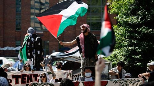 „La ghilotină”: Protestatari pro-palestinieni din campusul Universității George Washington cer decapitarea conducerii instituției