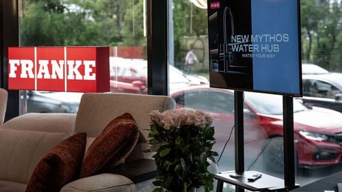 Bateria multifuncțională Mythos Water Hub, soluția premiată internațional care oferă apă filtrată pură, apă filtrată carbogazoasă rece sau apă filtrată fierbinte direct de la baterie, este de acum și în România