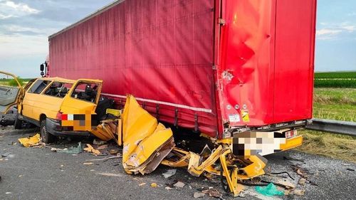 Un microbuz a intrat într-un TIR care staționa pe banda de urgență, pe autostrada A1 Nădlac-Deva/ Șoferul microbuzului, transportat la spital