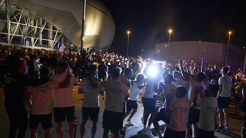 VIDEO Zeci de suporteri ai Craiovei au celebrat victoria cu FCSB fără măști de protecție și fără a păstra distanțarea fizică