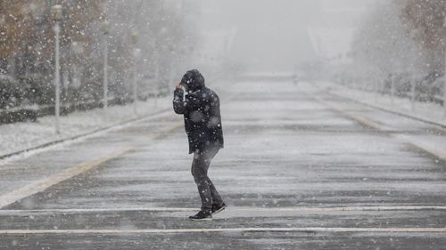 METEO: Lapoviţă, ninsoare şi intensificări ale vântului în întreaga ţară, până sâmbătă seara