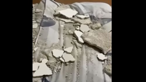 VIDEO O parte din tavanul unei camere din căminul Şcolii de agenţi de Poliţie din Câmpina s-a desprins şi a căzut / Sindicatul acuză „firme de casă” / Nimeni nu a fost rănit