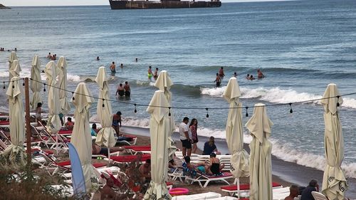 Trupul unuia dintre tinerii dispăruţi în mare la Costineşti a fost găsit între stabilopozi/ Este vorba de un băiat de 21 de ani din Vaslui